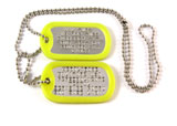 Set 2 medalioane militare personalizate cu textul dorit de client, din inox lucios , lanÈ› 70 cm, lanÈ› 10 cm, cauciucuri galben fluorescent, garanÈ›ie pe viatÄƒ anti ruginÄƒ. Importat din Statele Unite ale Americii de la furnizorul armatei SUA.